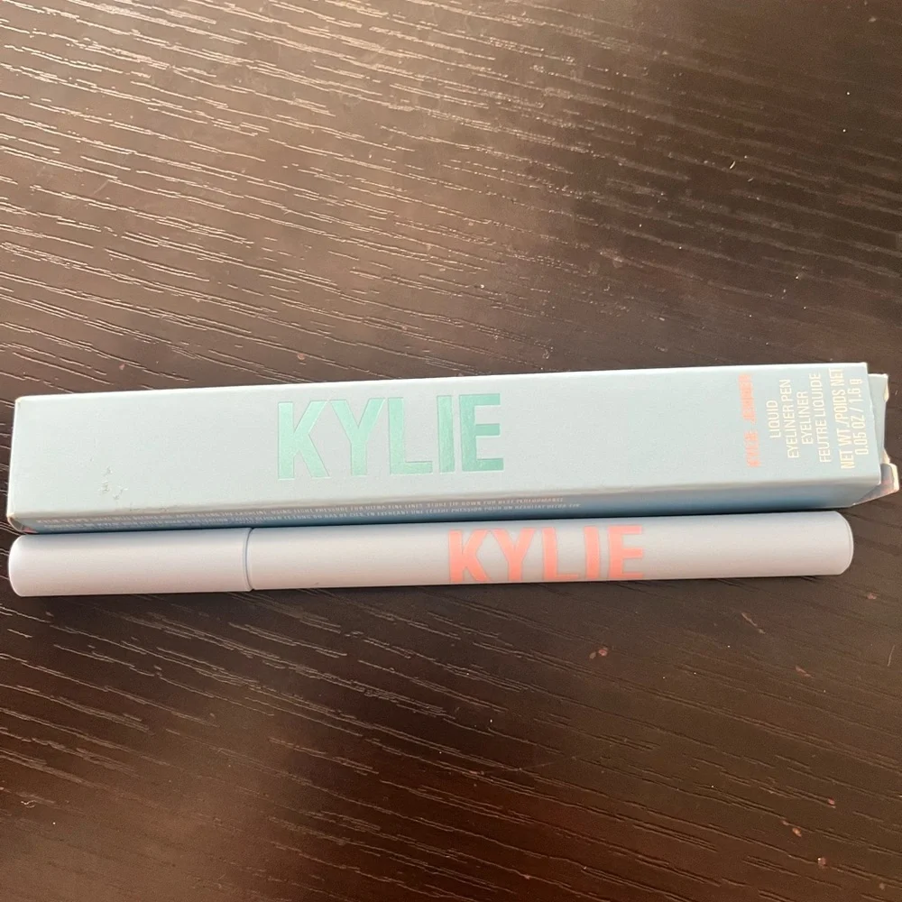 Kylie Cosmetics add pop